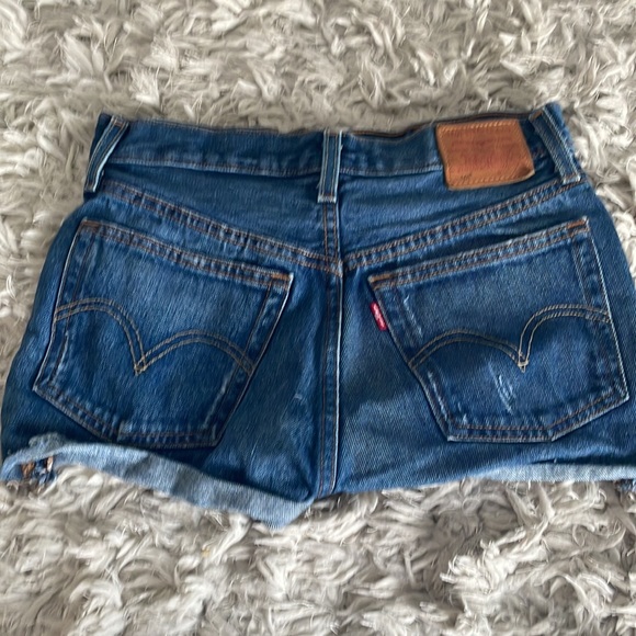 Get ready for summer with these cute short Levi shorts cute button up shorts! - Picture 2 of 6